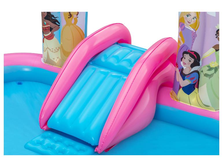 Opblaasbaar zwembad met glijbaan en prinsessenafbeeldingen.