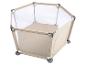 Beige zeshoekige babybox met gaaswanden en zachte bodem, geïsoleerd op wit.