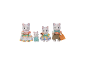 Speelgoedkattenfamilie in kleurrijke kleding, met koffiekopjes en gebakjes.