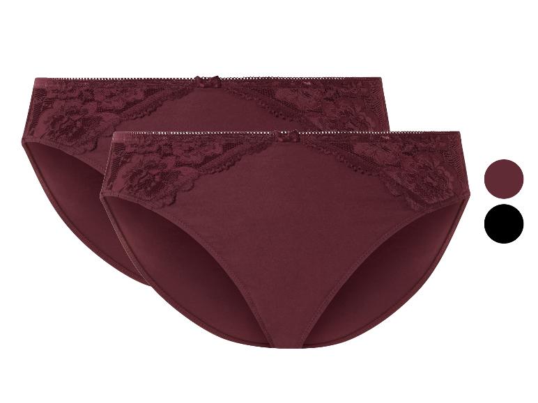 Twee paar donkerrode onderbroeken met kant.