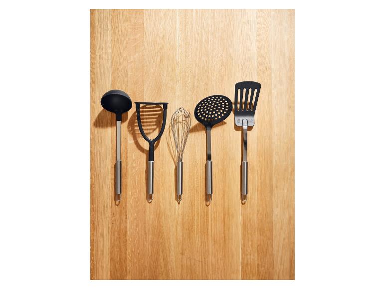 Soeplepel, aardappelstamper, garde en spatels.