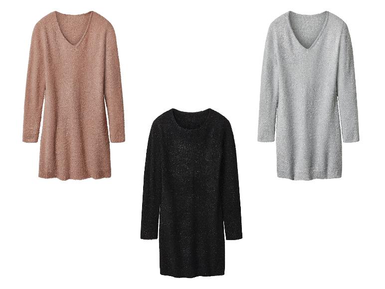 Drie pluizige longsleeves: één perzikkleurige V-hals, één zwarte ronde hals en één grijze V-hals.