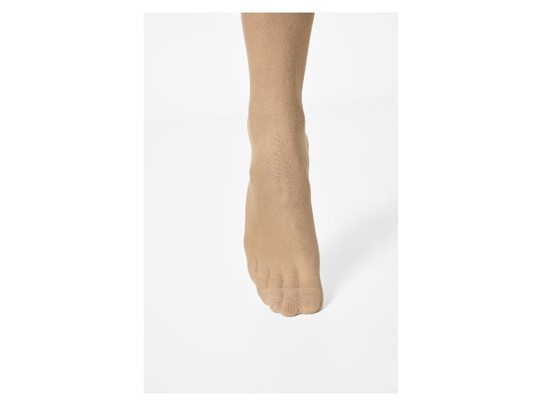 Vrouwenvoet met huidkleurige panty op een witte achtergrond.