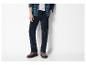 Donkerblauwe corduroy broek en geruit overhemd met bruine schoenen.