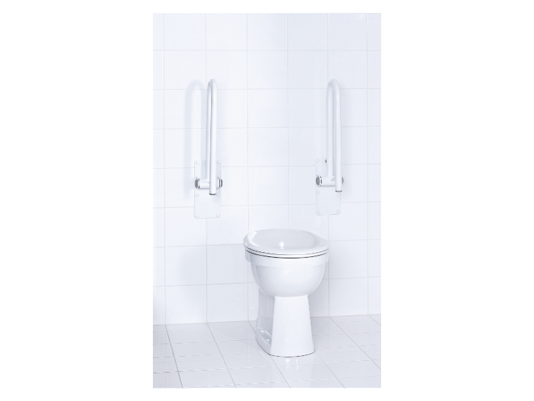 Wit toilet met witte hulpmiddelen voor ouderen op een achtergrond van witte tegels.