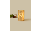 Gouden decoratieve kaars met herten, dennenappel en dennentak voor Kerst.