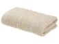 Beige gevouwen badhanddoek met decoratieve strepen.