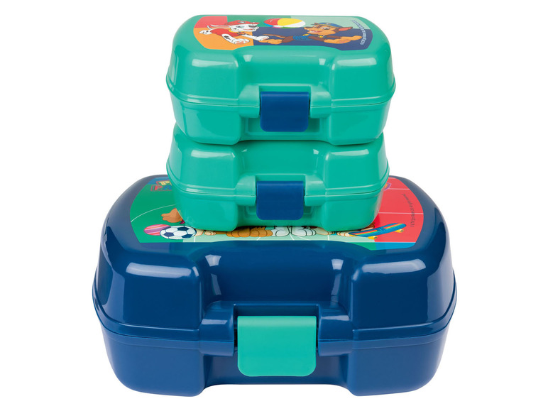 Drie Paw Patrol lunchboxen met een voetbalthema.