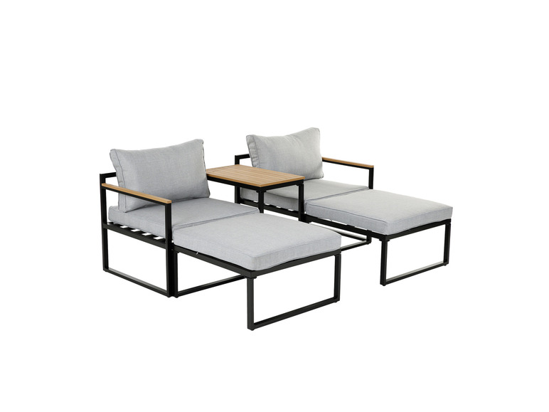 Een grijze loungebank met bijpassende voetenbank en een klein houten tafeltje.