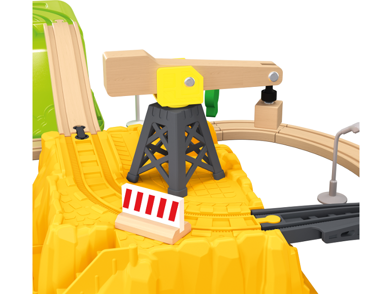 Houten treinset met gele berg, kraan en sporen.