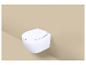Wandgemonteerd wit toilet op een beige achtergrond