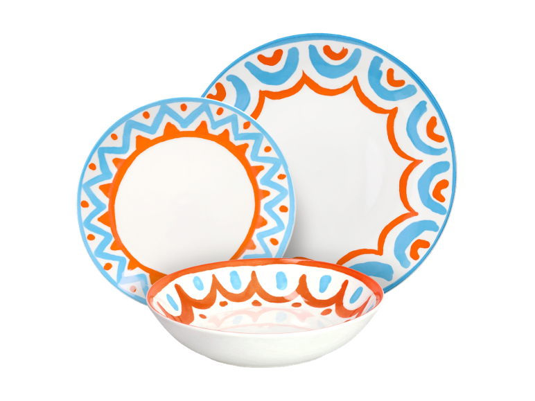 Wit servies met oranje en blauwe patronen, inclusief twee borden en een kom.