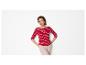 Vrouw in rood-wit gestreepte top met lange mouwen en beige broek.