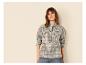 Vrouw in geruit overhemd en jeans, met bril.