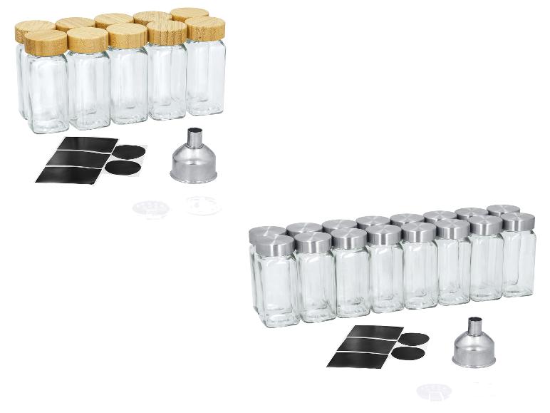 Glazen kruidenpotjesset met bamboe en metalen deksels, inclusief etiketten en een trechter.