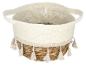 Gevlochten mand met handvatten, beige-bruin, met kwastjes en beschermfolie binnenin.