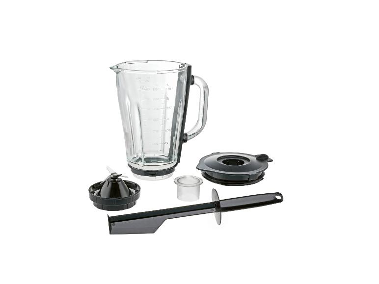 Glazen blenderkan met deksel, messenblok, maatbeker en spatel.