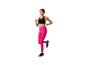 Vrouw joggend in roze leggings en sportbeha.