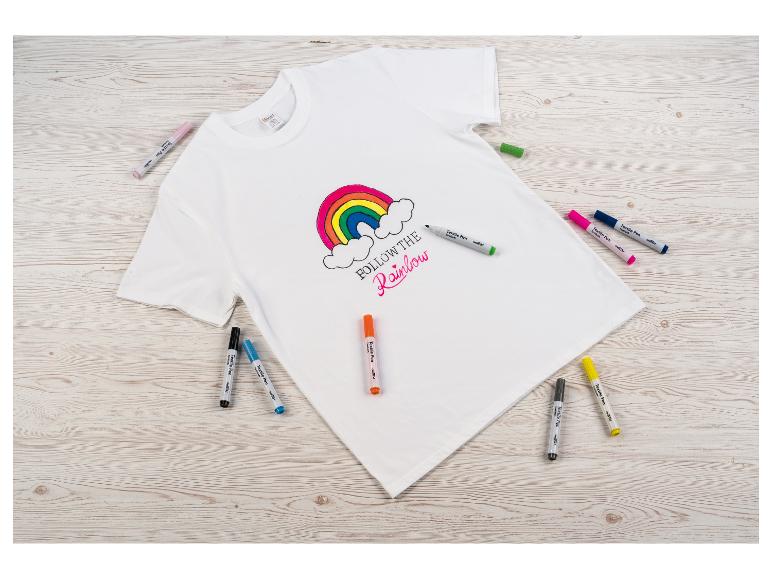 Wit T-shirt met regenboog en Crayola textiel stiften.