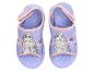 Paarse kindersandalen met prinsessenmotief en roze details.