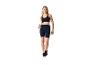 Vrouw in sportkleding met een waterfles in haar hand.