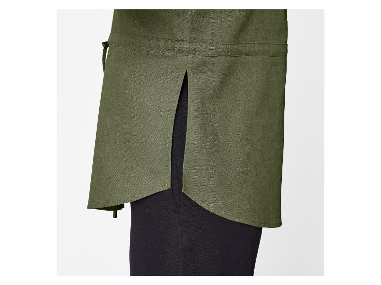 Olijfgroen linnen overhemd en broek.