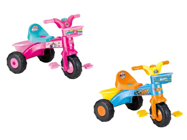 Twee driewielers: een roze Barbie en een blauwe Hot Wheels.