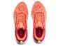 Een paar oranje en roze sportschoenen met gele veters.