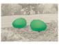 Twee groene rotsvormige tuinlampen op boomschors