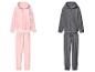 Twee fleece trainingspakken, één roze en één grijs.