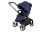 Een donkerblauwe kinderwagen met een zwart frame en grote wielen.
