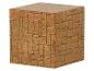 Een bruine kubus met een getextureerd baksteenpatroon op alle zichtbare zijden.