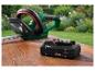 PARKSIDE PERFORMANCE 20 V / 4 Ah smart-accu op een houten tafel met een heggetrimmer op de achtergrond.