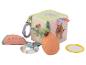 Stoffen activiteitenkubus met rammelaar, bijtring en fruitaccessoires.