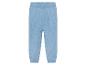 Lichtblauwe gebreide broek voor baby's.