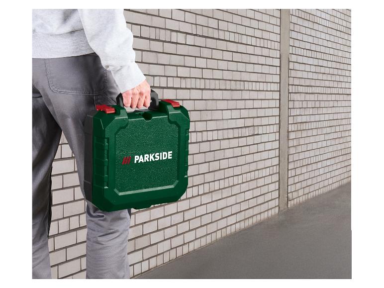 Man draagt een groene gereedschapskoffer met rode sluitingen.