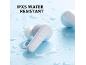 Witte draadloze oordopjes met waterdruppels, die IPX5 waterbestendigheid tonen.