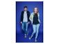 Twee jonge volwassenen in casual kleding, lichtblauwe en zwarte T-shirts, jeans en sneakers.
