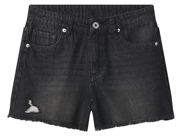 Zwarte denim shorts met distressed details en gerafelde zomen.