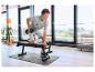 Man traint met halter op fitnessbank met CRIVIT Bodenschutzmatte eronder.