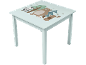Lichtblauwe kindertafel met print van beer, wasbeer en boom.