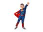 Een jongen in een Superman-kostuum met een rode cape
