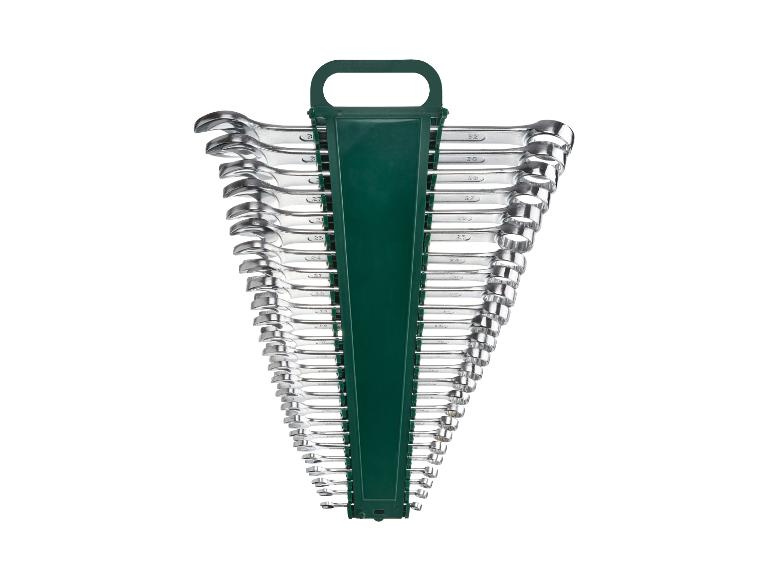 Set van chroomstalen combinatiesleutels, gerangschikt in een groene houder.