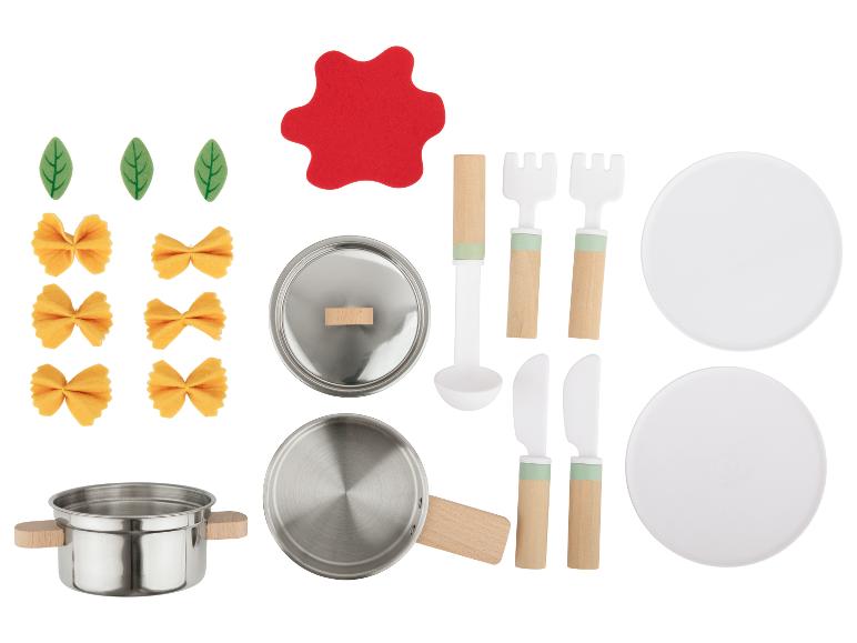 Speelgoedkeukenset met potten, pannen, keukengerei, borden en vilten etenswaren.