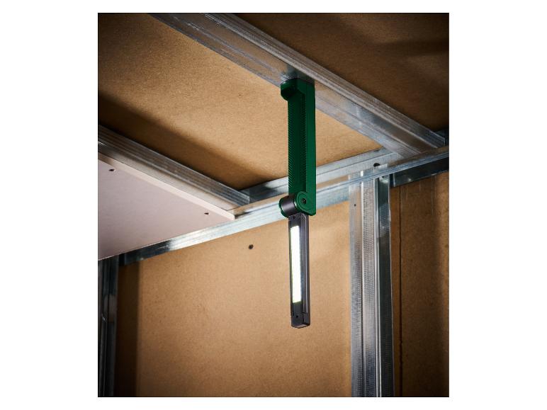 Een opvouwbare werklamp bevestigd aan een metalen frame.