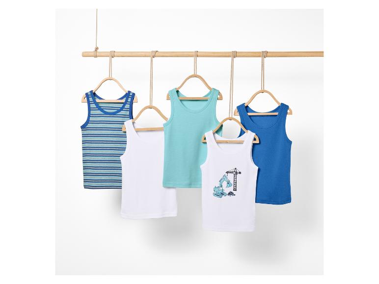 Jongens tanktops: gestreept, lichtblauw, wit (met graafmachine) en donkerblauw.