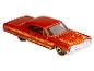 Een oranje Hot Wheels auto met vlammen.