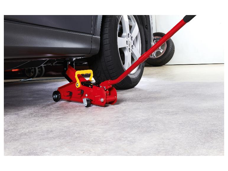 Rode krik onder auto in garage