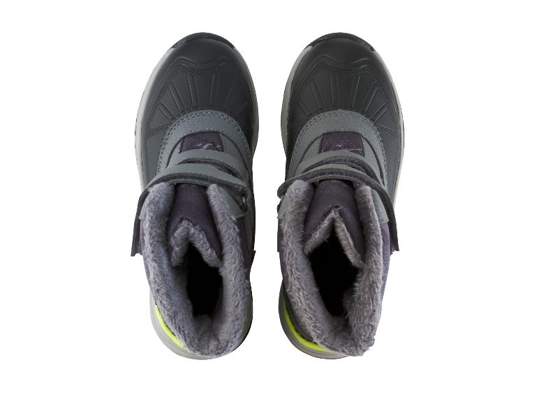 Een paar grijze winterlaarzen met bontvoering