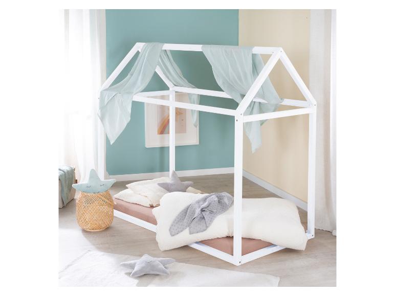 Wit huisvormig bed met een lichtblauwe luifel, kussens en deken in een kinderkamer.